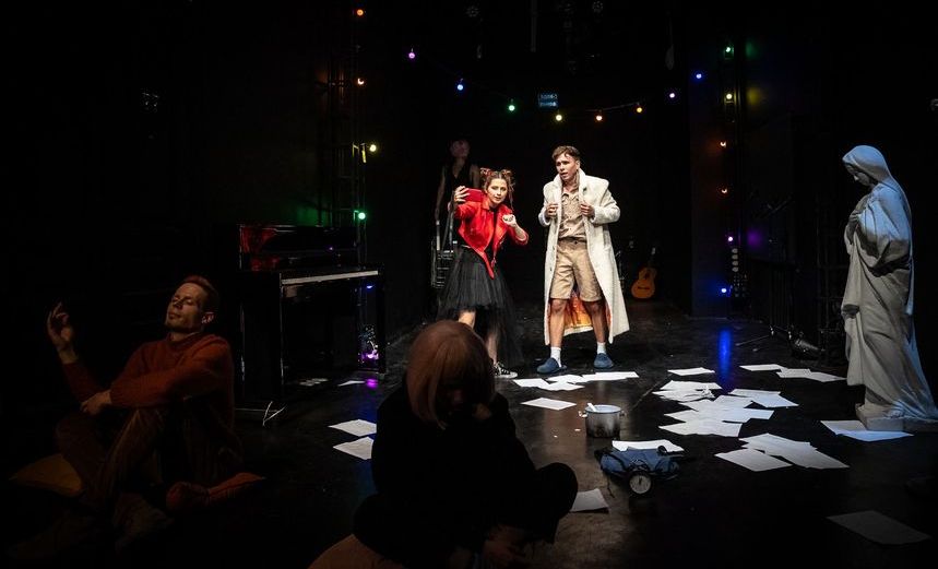 Вадик поет свою музыку 