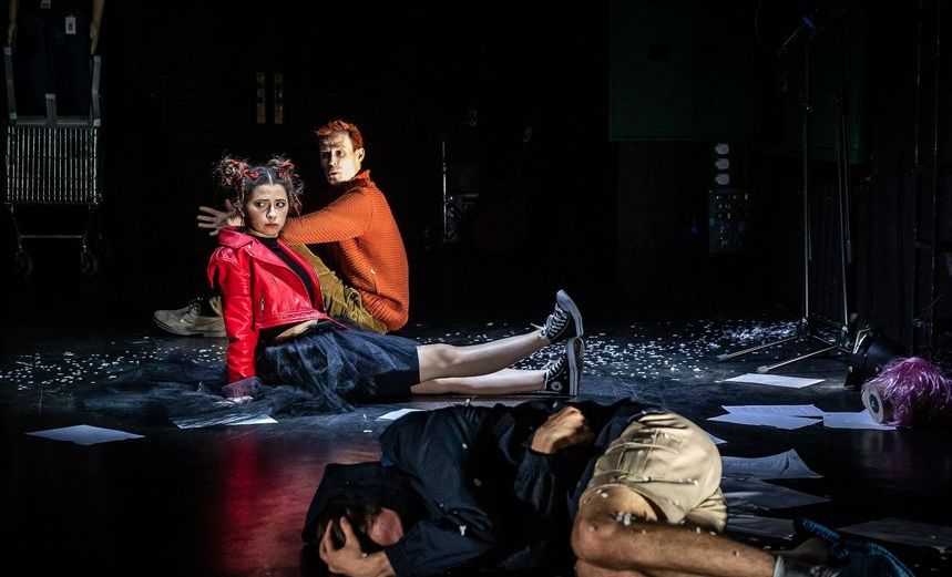 Вадик поет свою музыку 