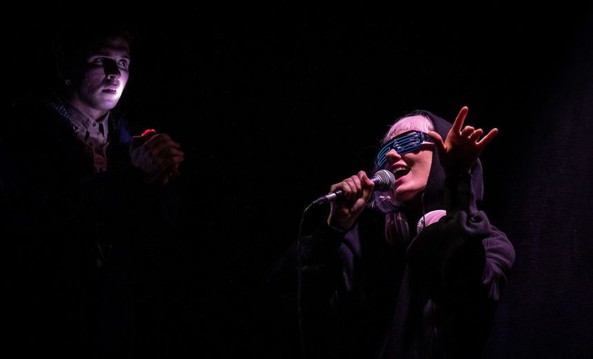 Вадик поет свою музыку 