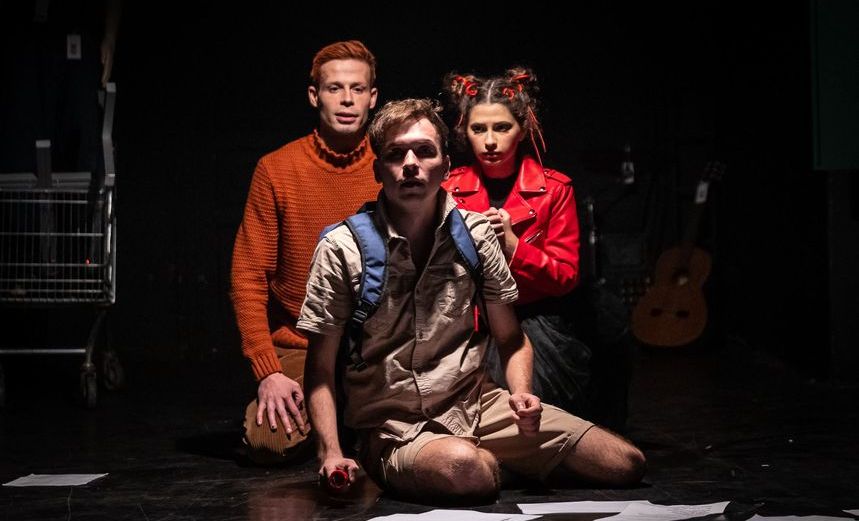 Вадик поет свою музыку 