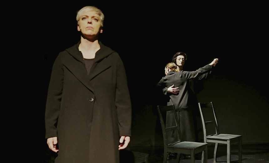 Черное пальто