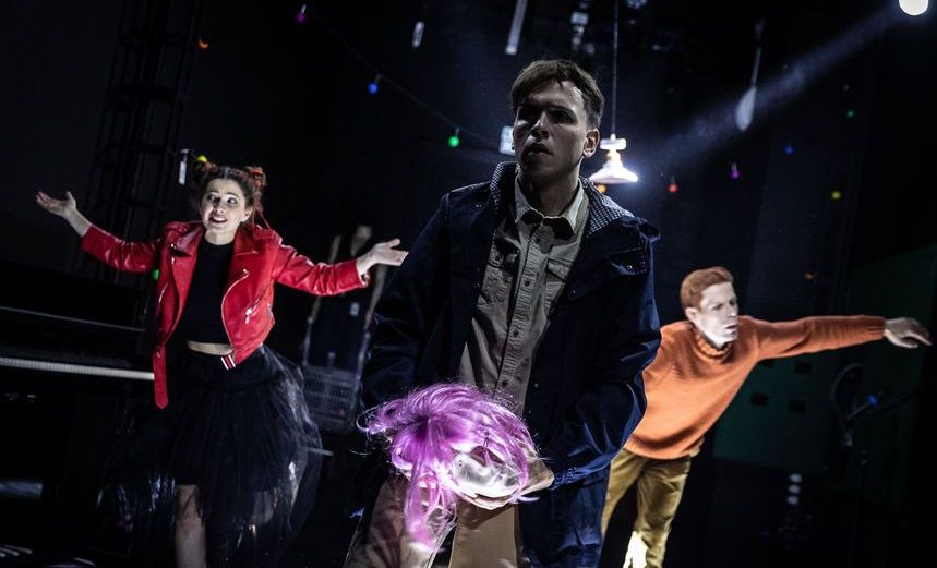 Вадик поет свою музыку 