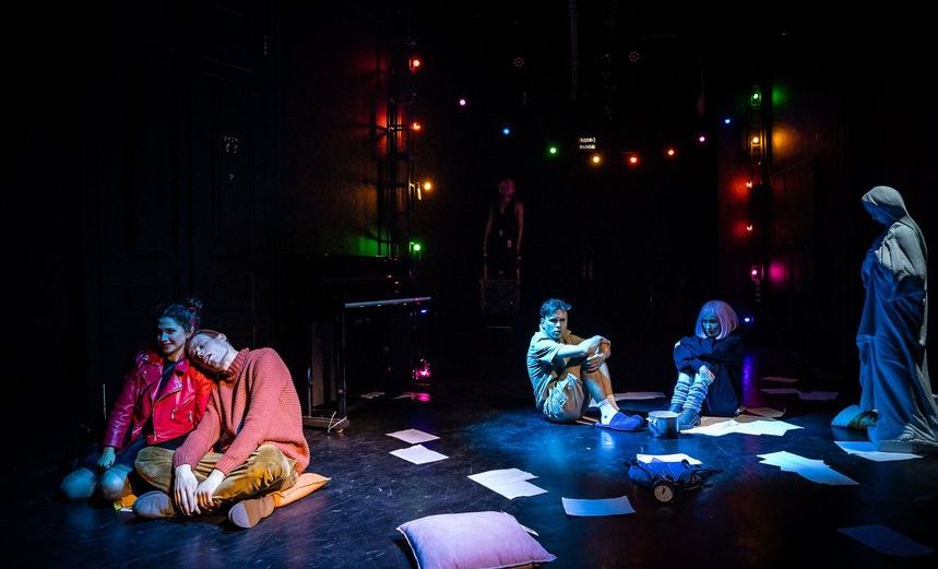 Вадик поет свою музыку 