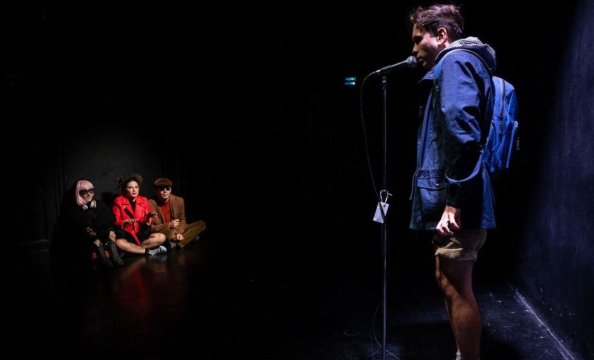 Вадик поет свою музыку 