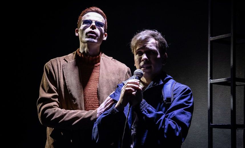 Вадик поет свою музыку 