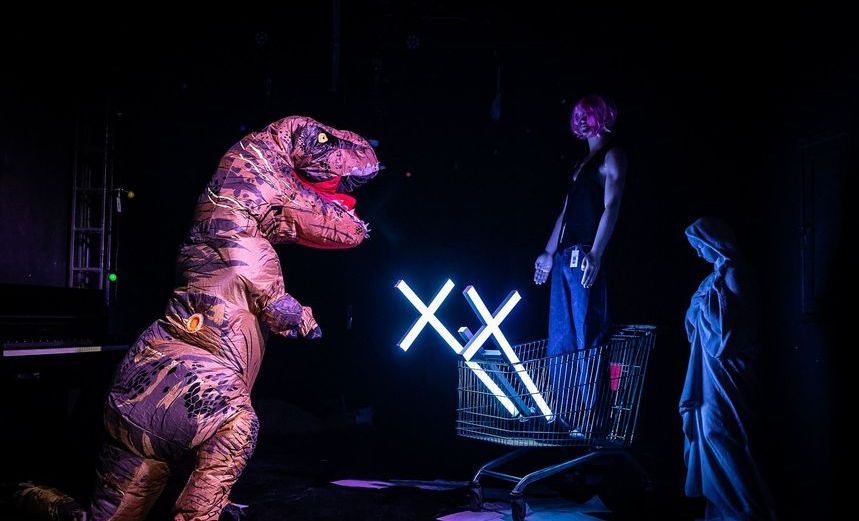 Вадик поет свою музыку 