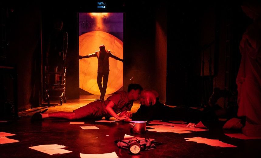 Вадик поет свою музыку 