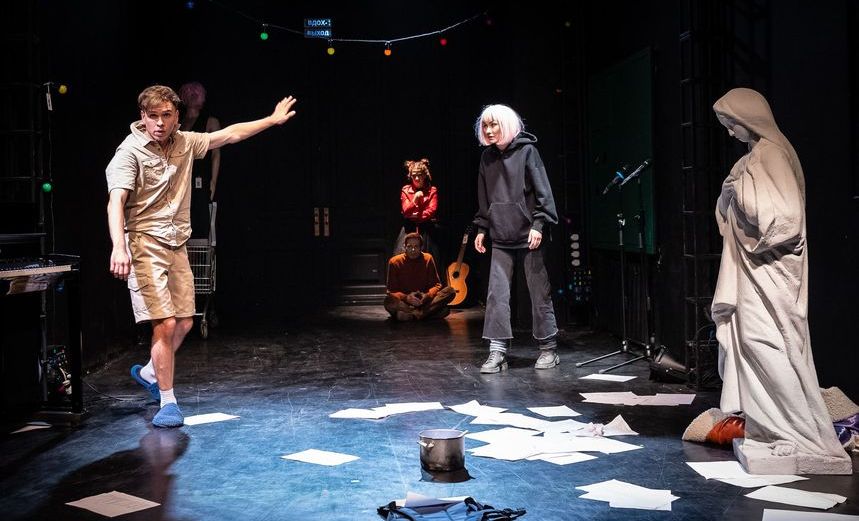 Вадик поет свою музыку 