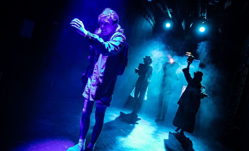 Вадик поет свою музыку 