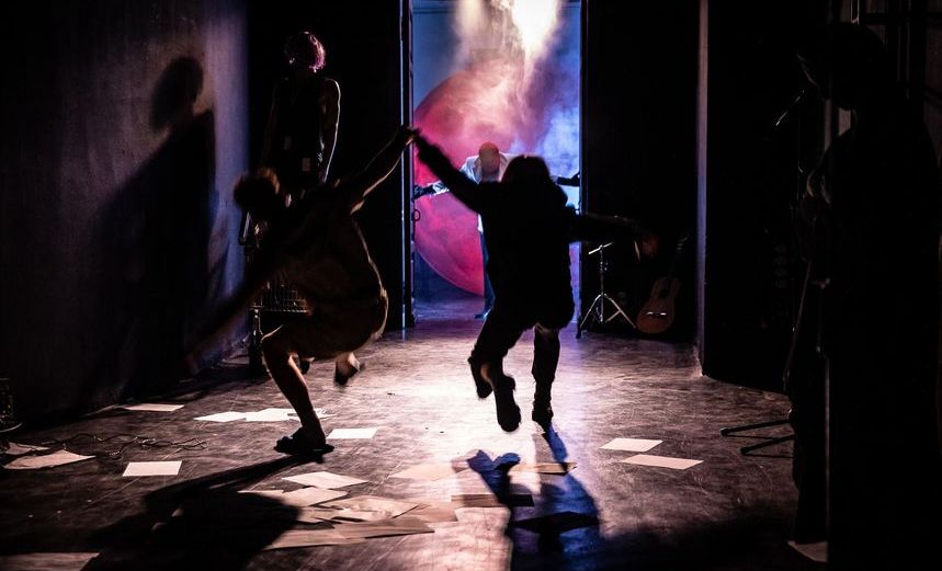 Вадик поет свою музыку 