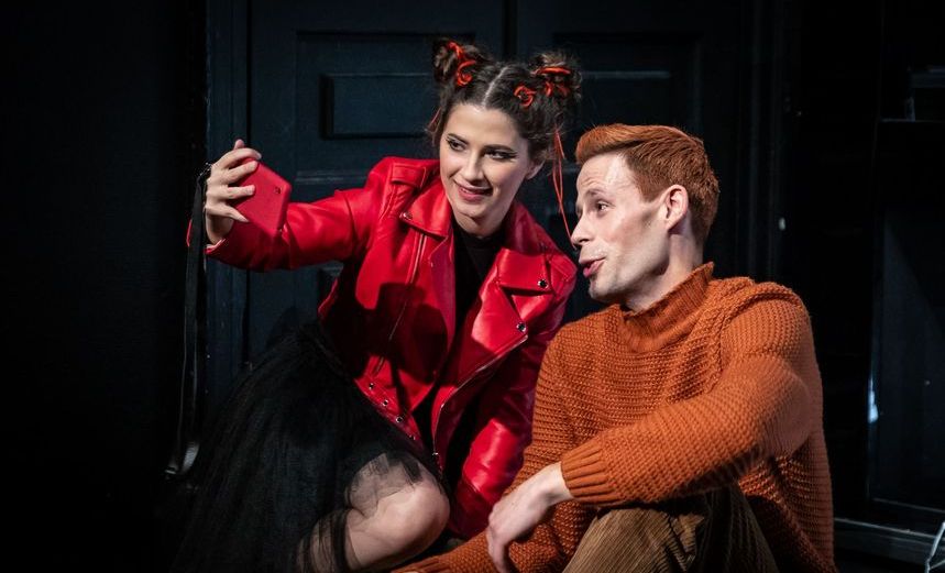 Вадик поет свою музыку 