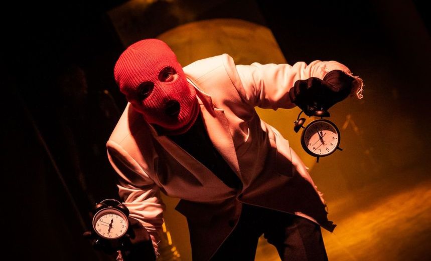 Вадик поет свою музыку 