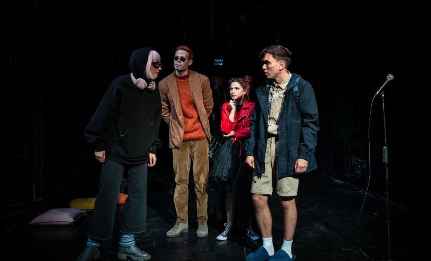 Вадик поет свою музыку 